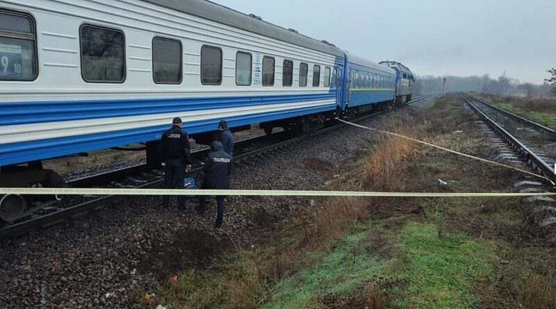 В Николаеве 17-летняя девушка покончила с собой, бросившись под поезд