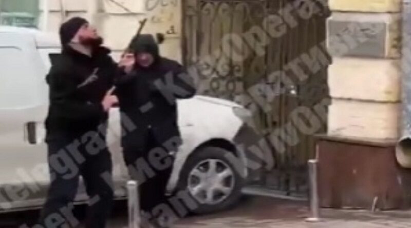 В Киеве началась стрельба возле офиса СБУ (видео)