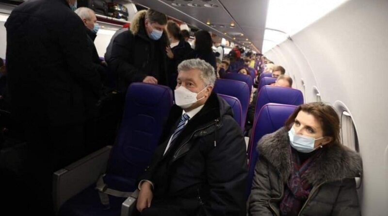 В Украину прилетел Порошенко: в аэропорту собрался митинг, начались скандалы.