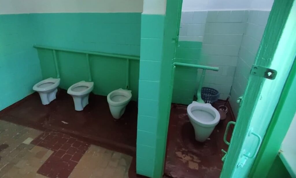 В Южноукраїнську дiти скаржаться на туалети в школах.