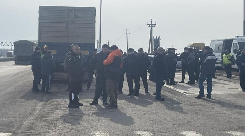 Сотни водителей грузовиков перекрыли трассу Киев — Одесса