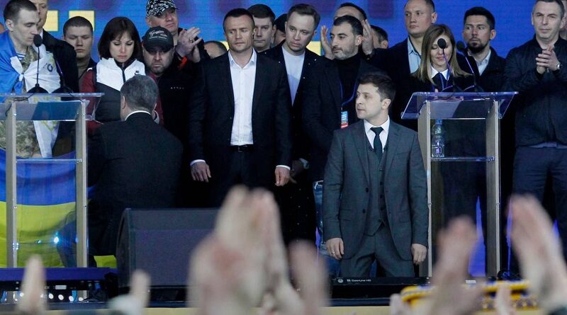 Зеленский и Порошенко могут пройти во второй тур президентских выборов, - соцопрос