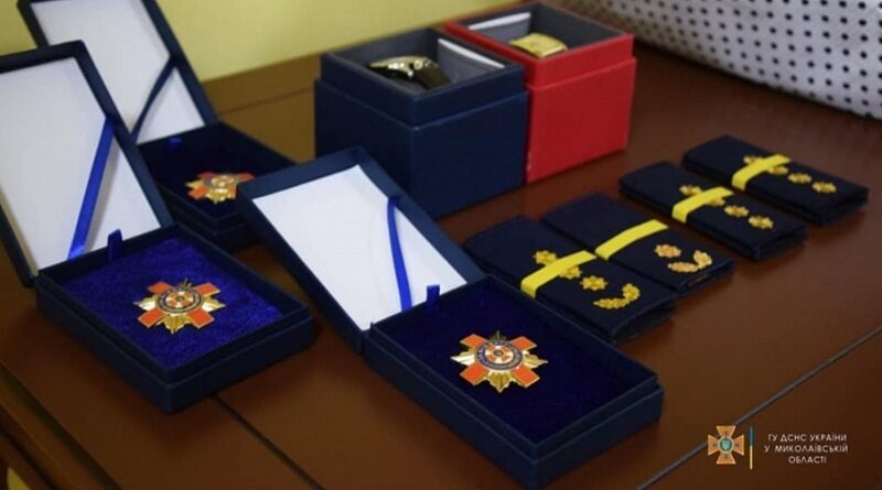 Николаевских спасателей наградили за работу в сверхсложных условиях