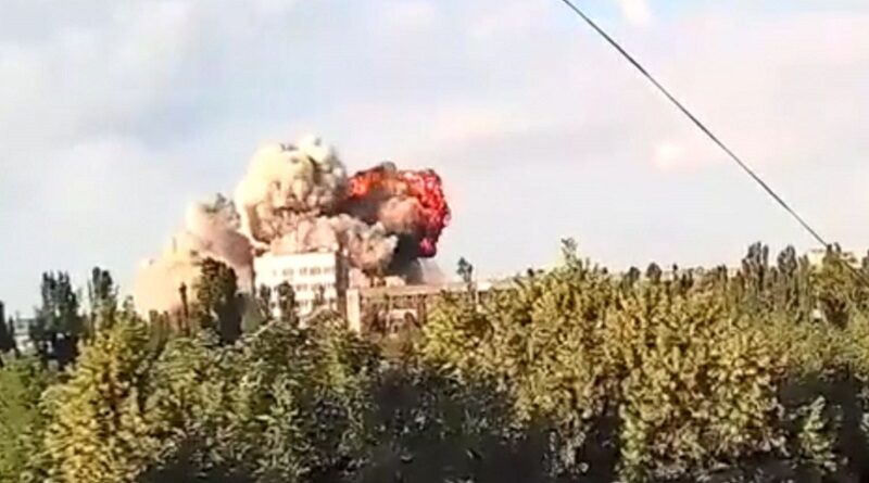 Появилось видео момента попадания двух ракет по Николаеву