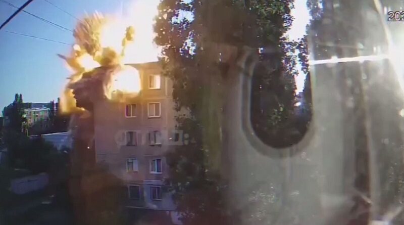 Появилось видео попадания вражеской ракеты в жилой дом в Николаеве