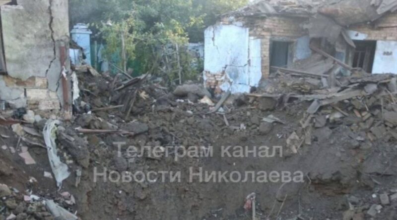 В Николаеве ракета прилетела в жилой дом, от которого осталась огромная воронка (фото, видео)