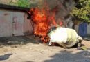В Южноукраинске по неизвестным причинам загорелся гараж и ВАЗ рядом с ним