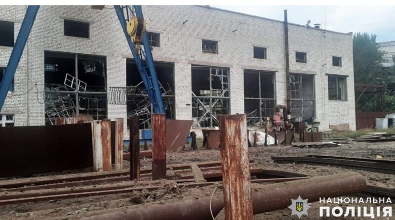 Обстріли Миколаєва та області: зруйновані будинки, завод, станція, села без світла