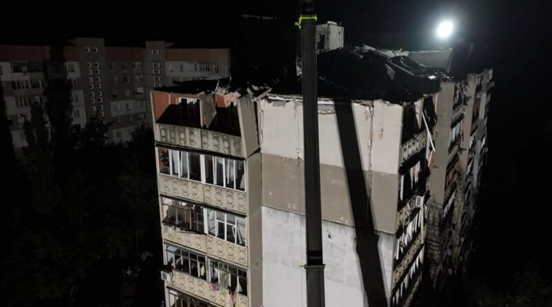 З'явилося відео порятунку жінки з-під завалів у зруйнованій ракетою багатоповерхівці