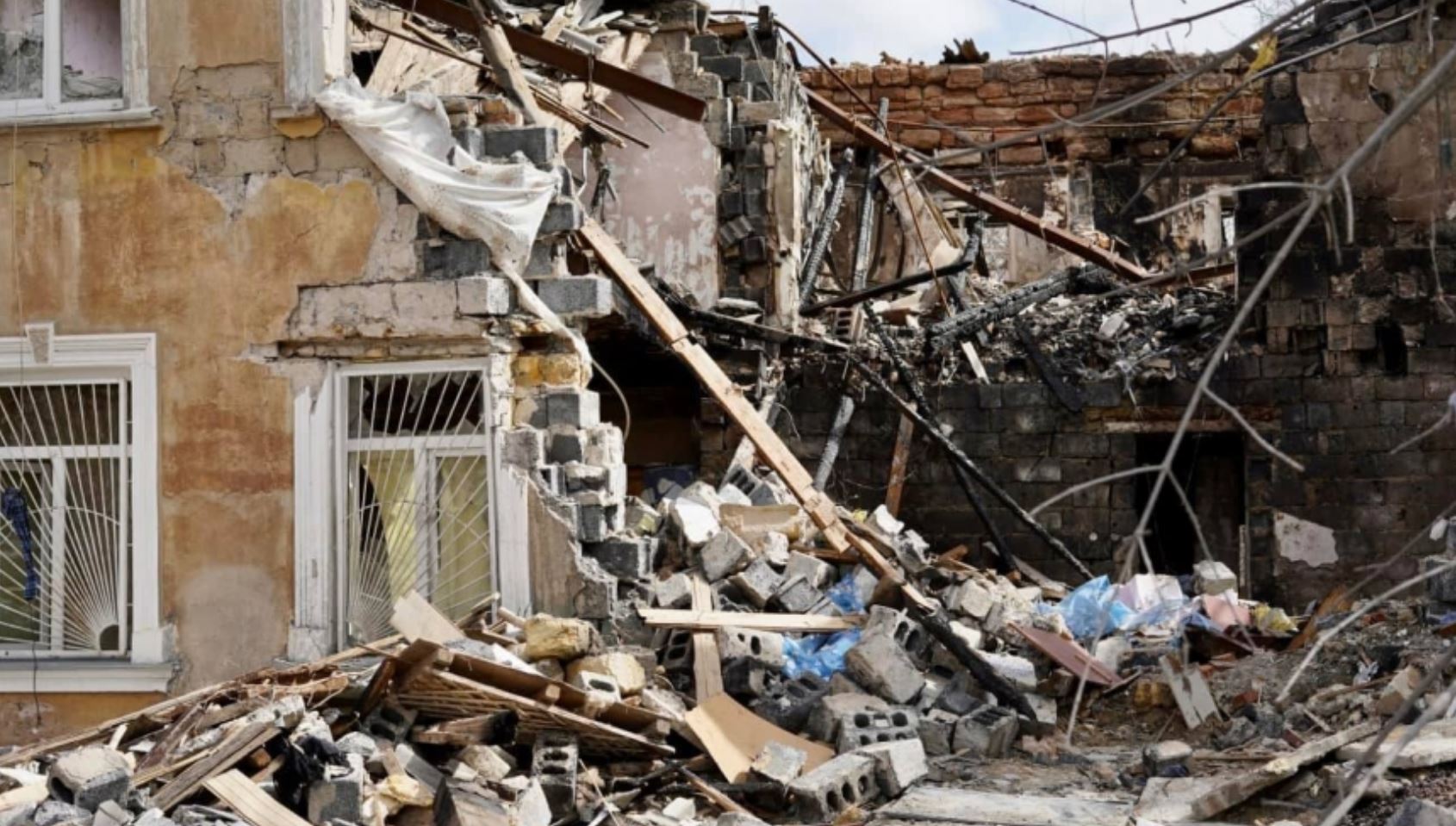 Новости николаева сегодня свежие события. Последствия войны на Украине. Разбомбленный город. Разрушенные здания город.