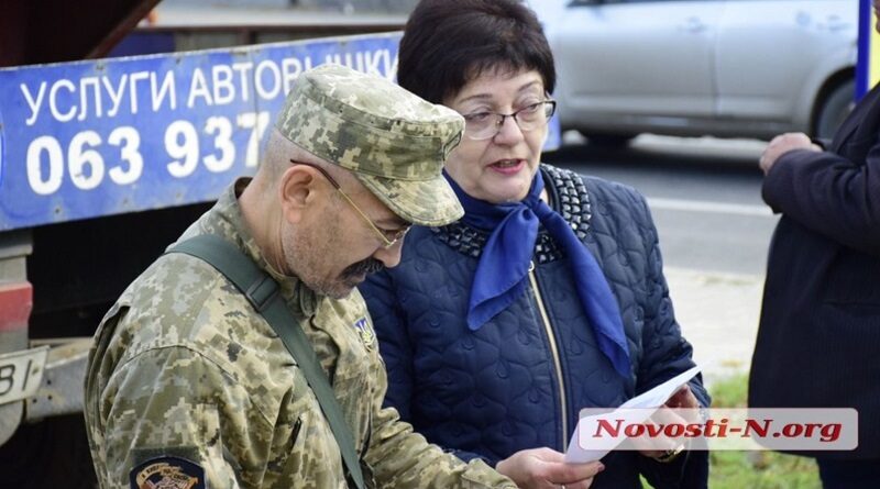 «У*бывай на**й»: ветерани загрожують спалити кран, яким хочуть знести пам'ятник у Миколаєві (відео 18+)
