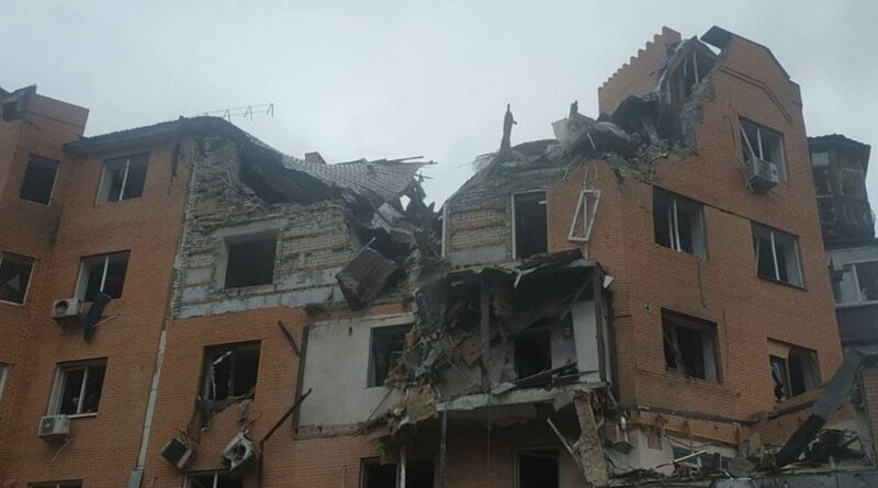 З'явилися фото та відео багатоповерхівок, що потрапили під обстріл у Миколаєві