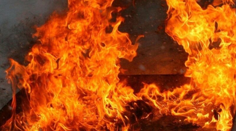 Пожежа в южноукраїнській багатоповерхівці: мешканця госпіталізовано, матір з дитиною вивели на вулицю