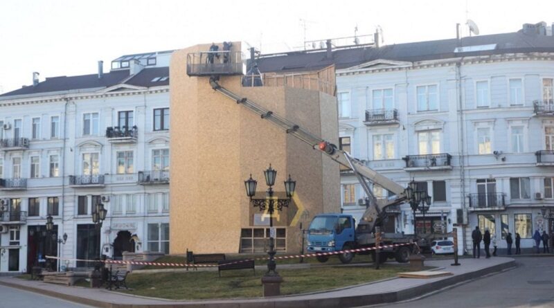 В Одесі почали демонтувати пам'ятник Катерині Другій (відео)