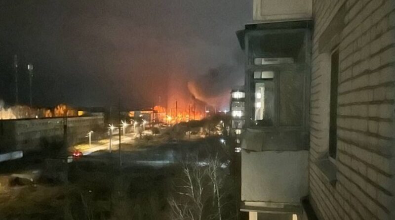 В окупованому Бердянську пролунали вибухи біля аеродрому, почалася пожежа (відео)