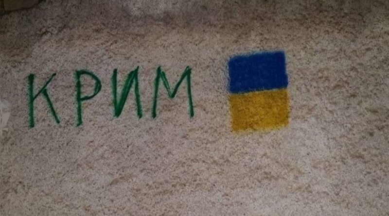 У Севастополі пенсіонерку звинуватили у вандалізмі: розфарбувала стіни будинків українською символікою