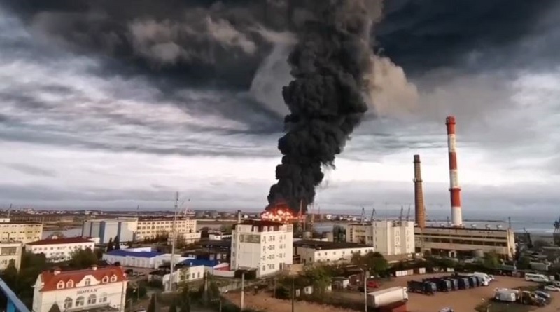 Масштабна пожежа в окупованому Севастополі: вибухи та палаючий резервуар з паливом